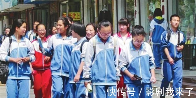 校服 校园“攀比风”盛行,身穿统一平价校服,却踩着天价名牌球鞋!