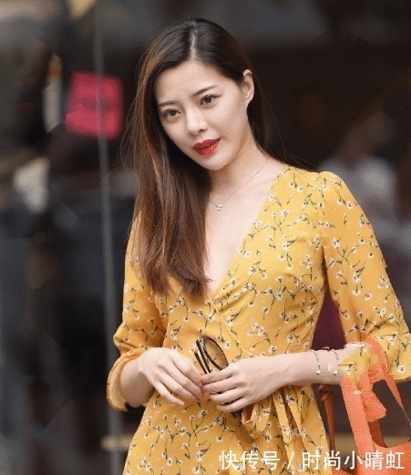 着装 黄色V字领碎花裙,青春时尚,简单大气