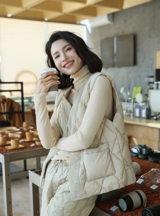 羽绒马甲|冬季穿衣别老一套,看看最潮的羽绒马甲,风格百变还时髦