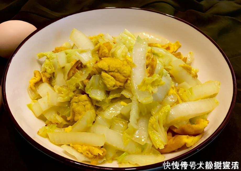 冬天干燥,白菜和鸡蛋是绝配,3块钱炒一盘,补水润燥还不上火
