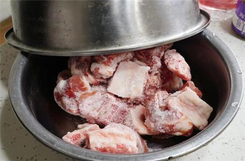 解冻肉“最怕”直接用水泡,教您4个小方法,冻肉变成“小鲜肉”