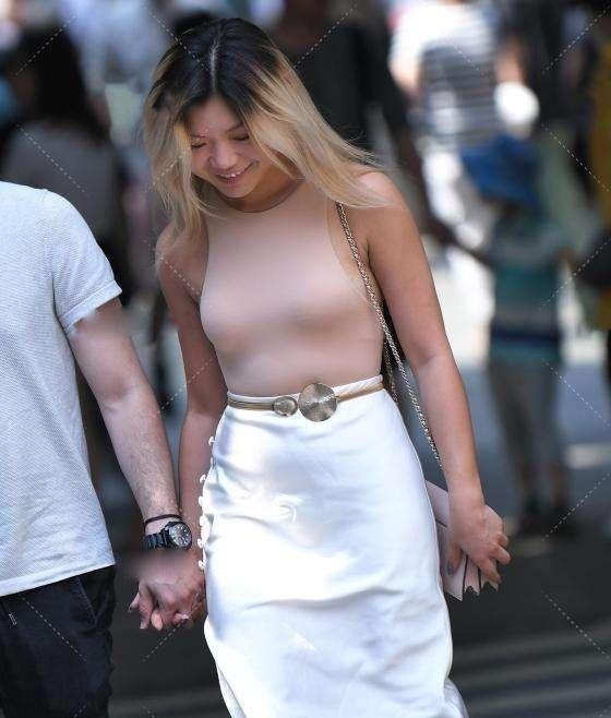活力 充满活力的美人,穿着背心和半身裙,时尚美丽!