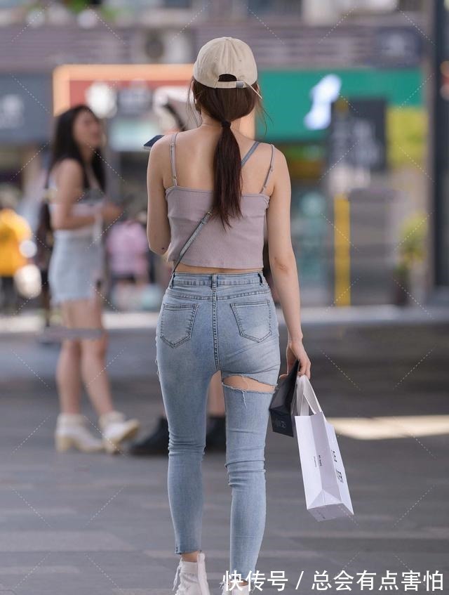 休闲装 纯色无袖背心搭配一条浅牛仔裤,清新洒脱,包也很独特!