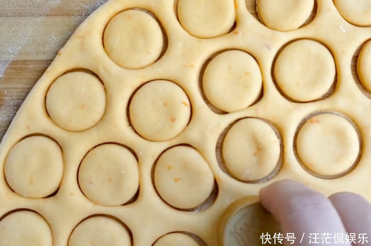 外酥|红薯不要煮粥喝了,咱们来做个小零食,外酥里嫩,香甜美味