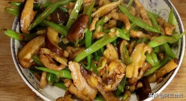 调味料|香菇跟四季豆这么搭配,简单一做,美味解馋又下饭,全家都抢着吃