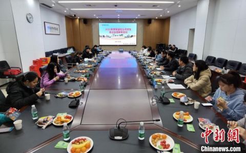 南京医科大学留校过年的台湾学生获赠春节大礼包