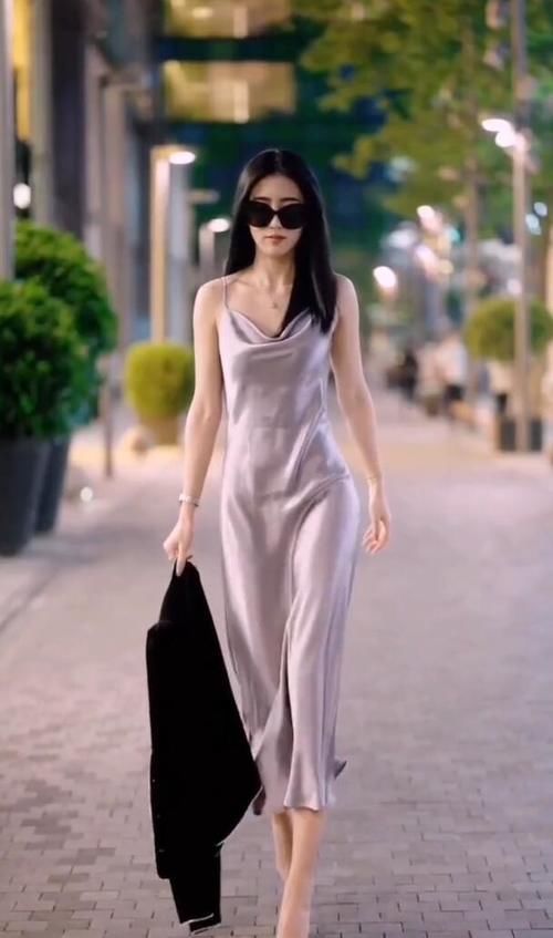 高雅极|真丝吊带裙真有趣，照样美得耀眼，时尚气质！