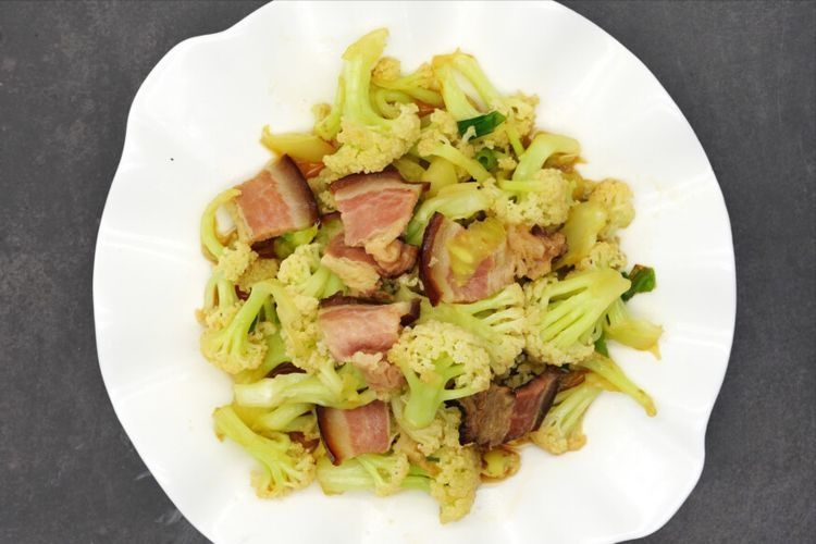 炒花菜时，焯水过油都不对，大厨教你一招，又香又脆，好吃又入味