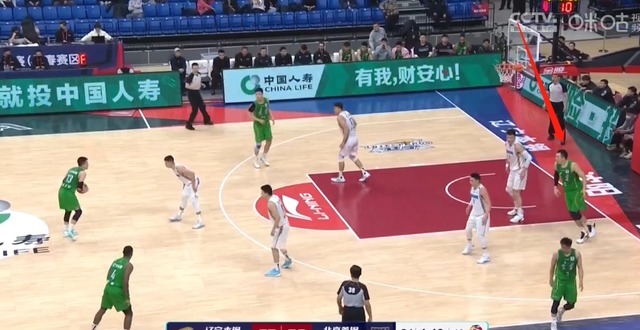 CB杨鸣大闹技术台!郭艾伦1v3,林书豪又倒地了,辽京成就CBA经典