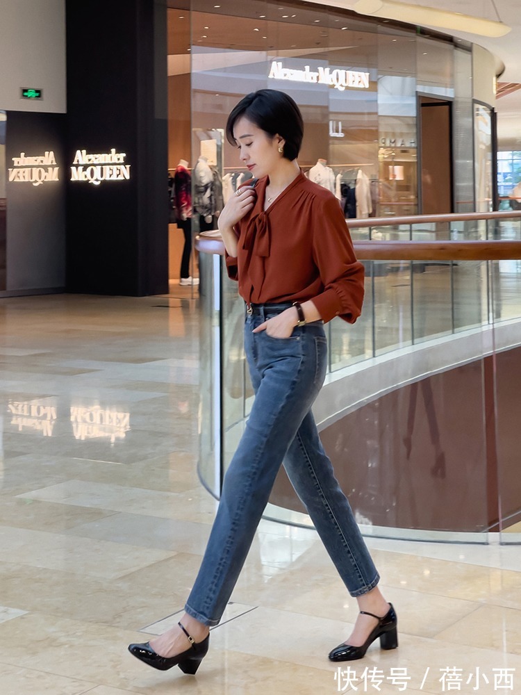 小白裤 入春后该买什么裤子?建议多穿这3种,西装裤、牛仔裤时髦又高级