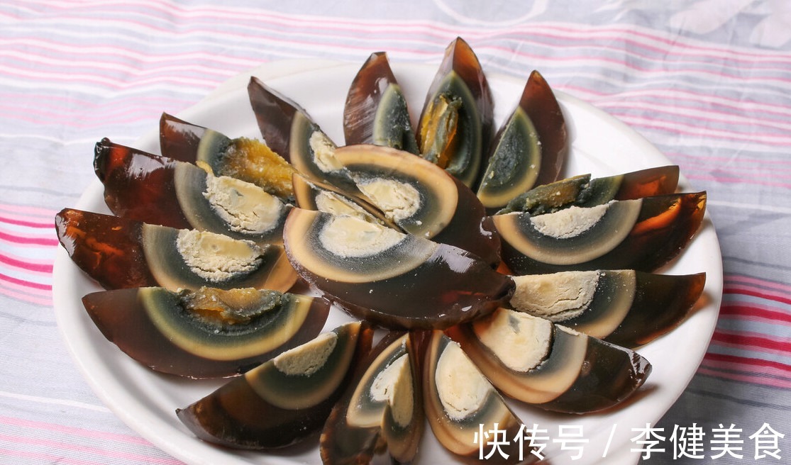 切皮蛋|做凉拌皮蛋有技巧，要想好吃入味还不腥，3种调料不可缺少