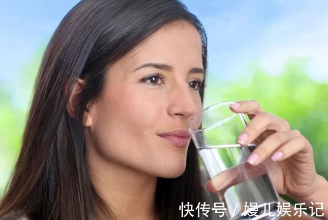 果茶|经常喝茶与只喝白开水的人，哪个更健康一些？不妨一起来了解下