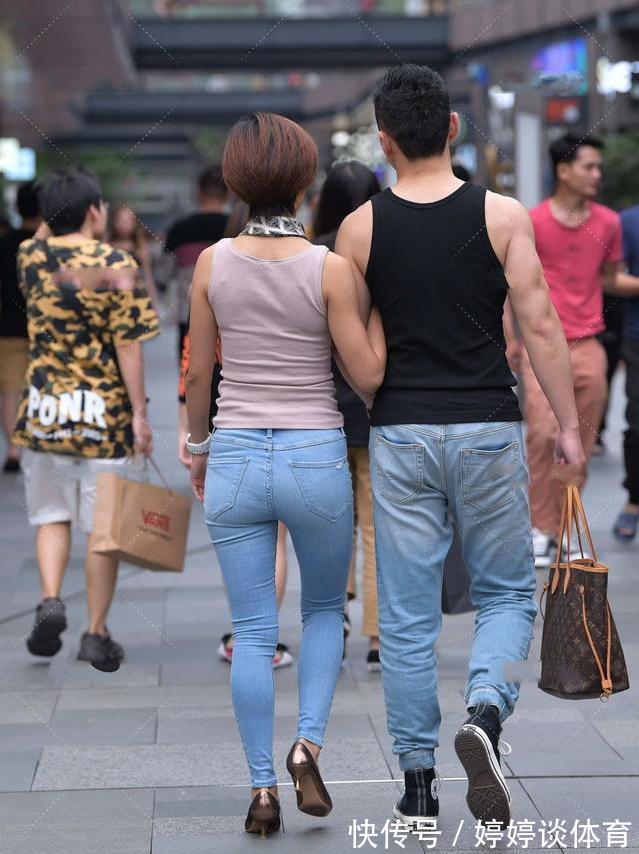 修身牛仔裤 浅色调的上衣搭配蓝色牛仔裤,再配上蓝色缎带,高雅而有气质