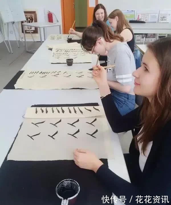 书法艺术$俄罗斯金发美女秀书法,法度严谨,一手险绝的欧楷让人叹服,羡慕