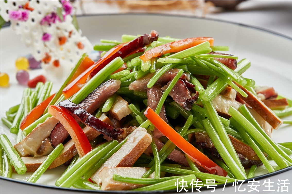 蒜蓉茼蒿|夏天多吃此菜，钙含量比牛奶高，气味清香，清热解暑，营养又好吃