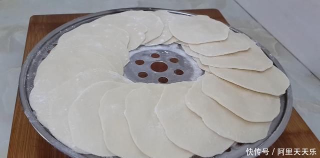 饺子皮|饺子皮别包饺子了,教你简单一做,比蒸饺包子好吃几十倍,太香了