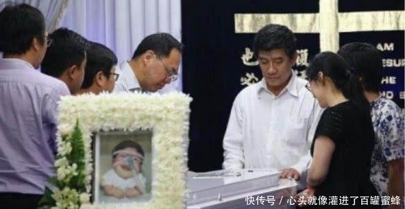 妈妈|女孩一出生就停止生长,17岁依然宛如婴儿,妈妈没有遗憾了