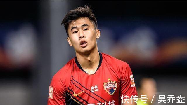 中超|中超乱套了!曝某队强挖23岁当红国脚,遭球迷怒斥:真不要脸!