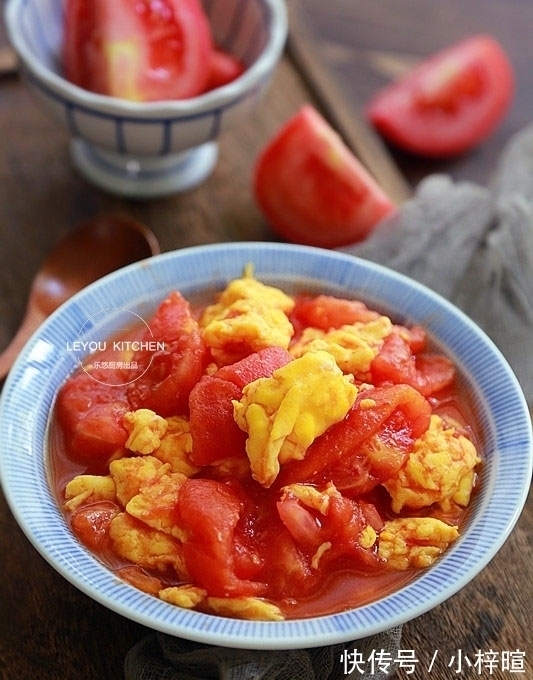 西红柿炒鸡蛋新做法,没放一滴油,用水炒蛋,口感滑嫩,热量更低