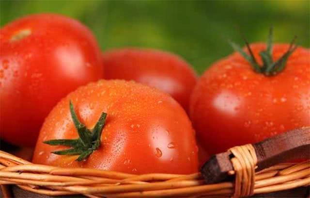 买西红柿时,碰到3种西红柿转身就走,菜贩子自己都不吃!