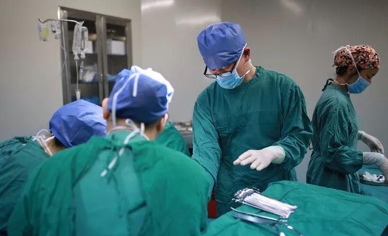 产妇|双胞胎姐妹，一个顺产一个剖腹产，如今差距看得见