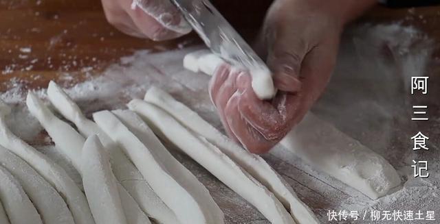 入适量|糯米粉这样做真是太香了,开水一烫,香甜酥脆,出锅全家抢着吃!