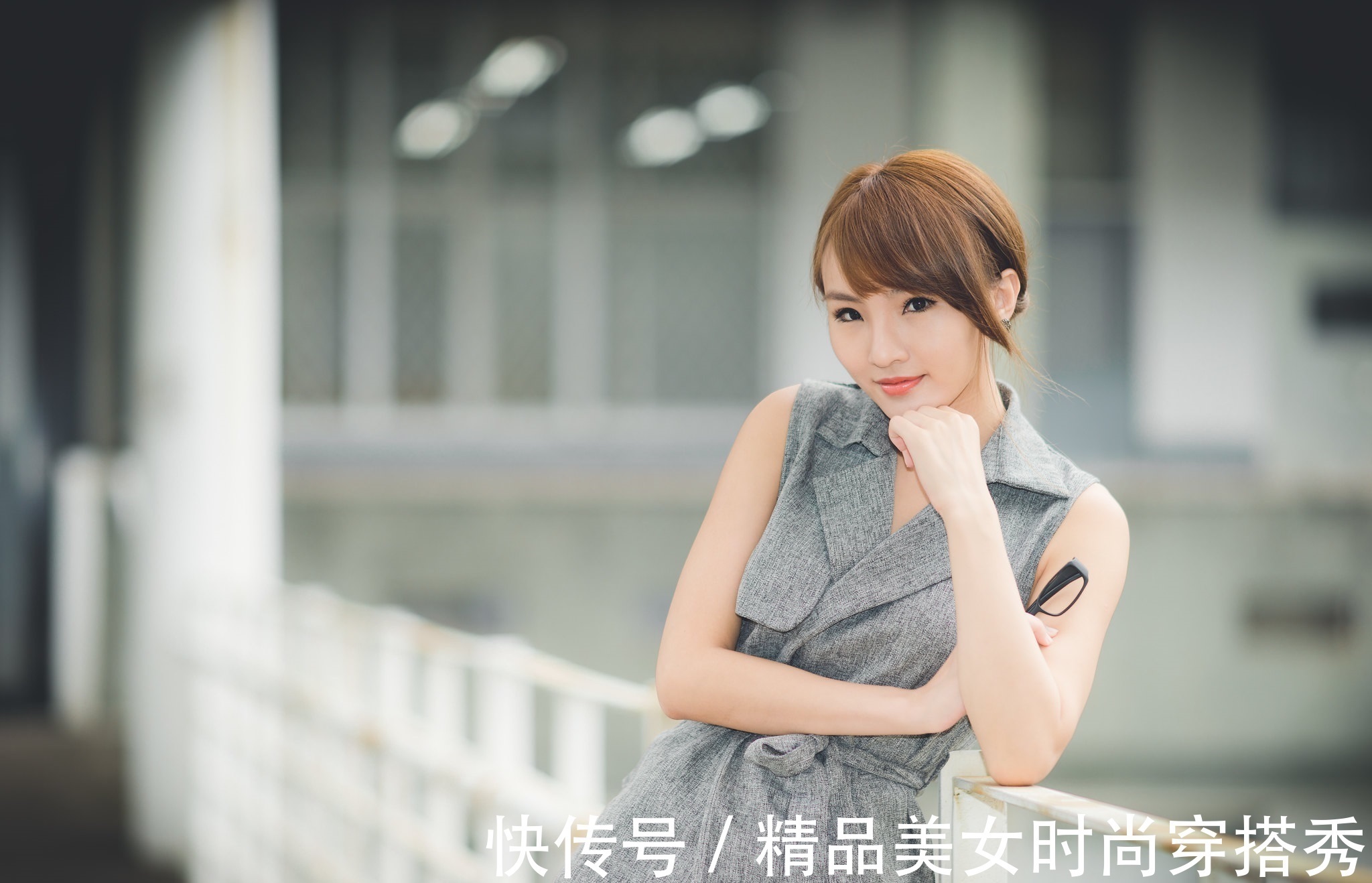 干练感 帅气的马甲干练感十足,下身搭配一件西装中裤,看起来清爽时尚