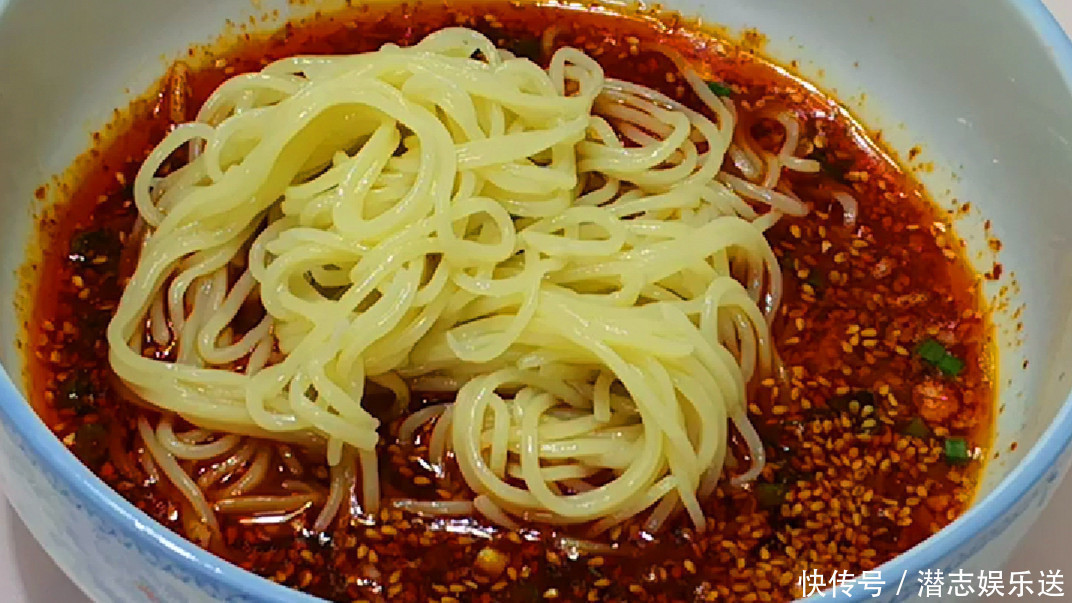 煮面条时,最忌水开下锅,面馆老板牢记3点,面条爽滑又筋道