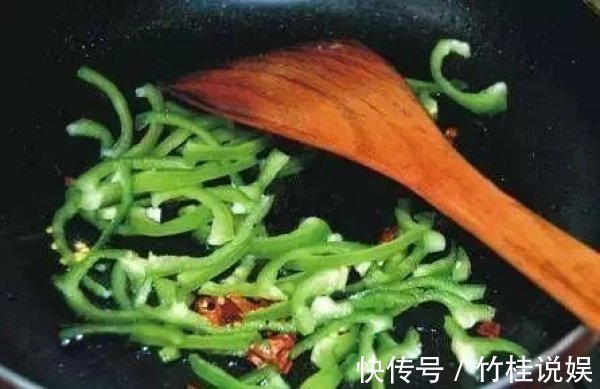 青椒鸡蛋|辣椒炒鸡蛋，先炒鸡蛋还是先炒辣椒如此做法，脆辣爽口！