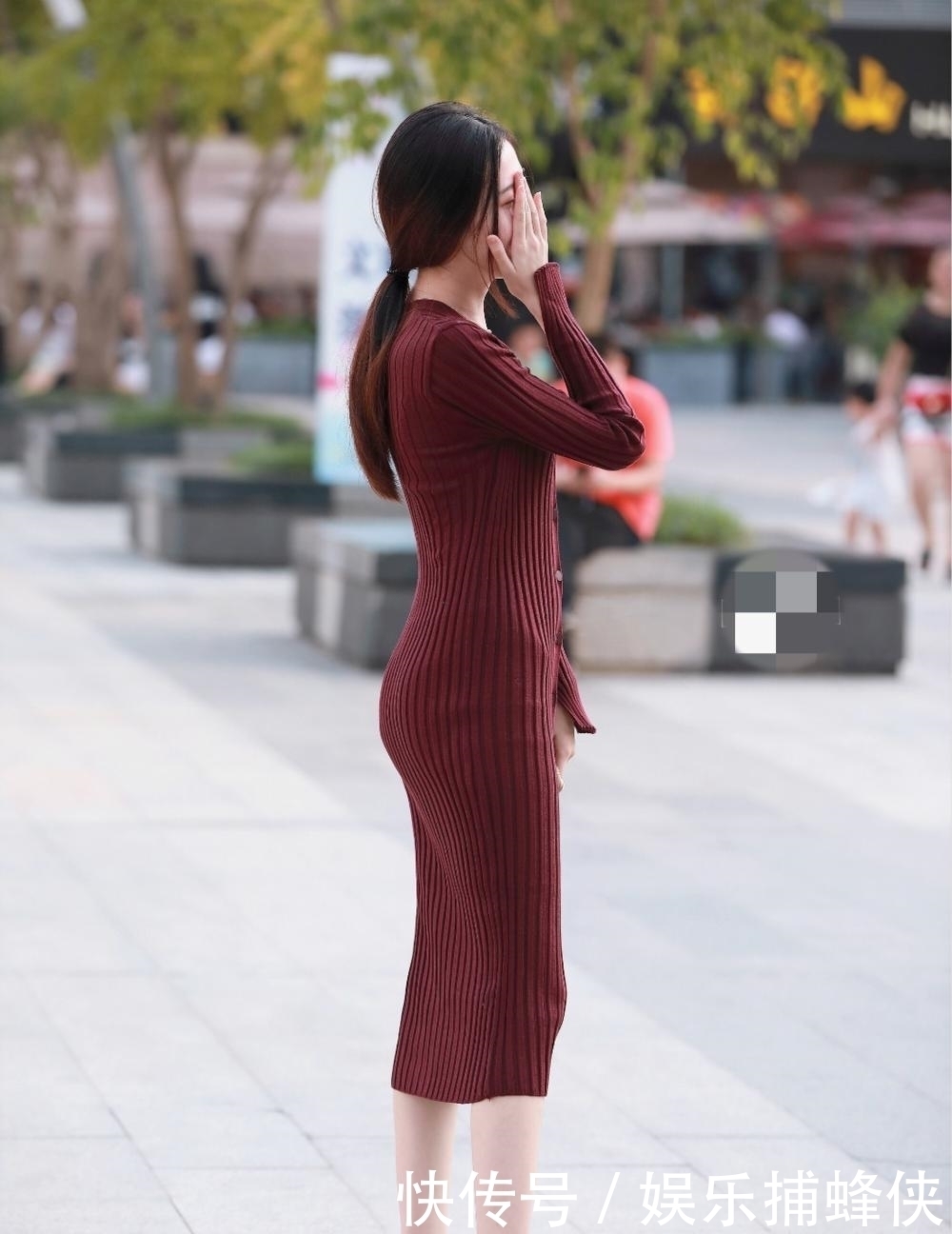 酒红色针织连衣裙搭配凉拖,玲珑有致,成熟优雅