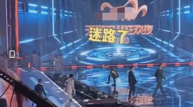 易烊千玺下台迷路，弓着身子在舞台上乱跑，撞到主持人反应太可爱