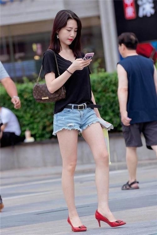 小姐姐|街拍:身材高挑的小姐姐,穿着打扮个性十足