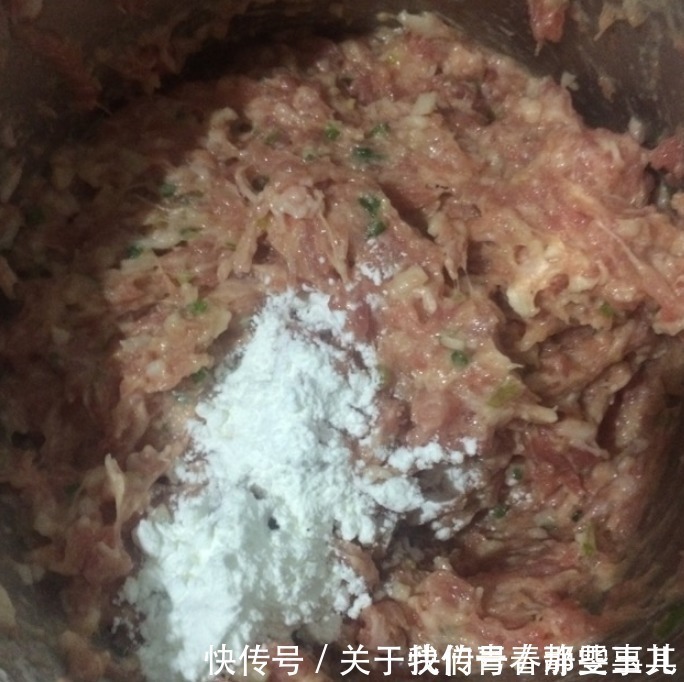 炸肉丸子，加淀粉还是面粉？多加1样，学会4技巧，外酥里嫩不油腻