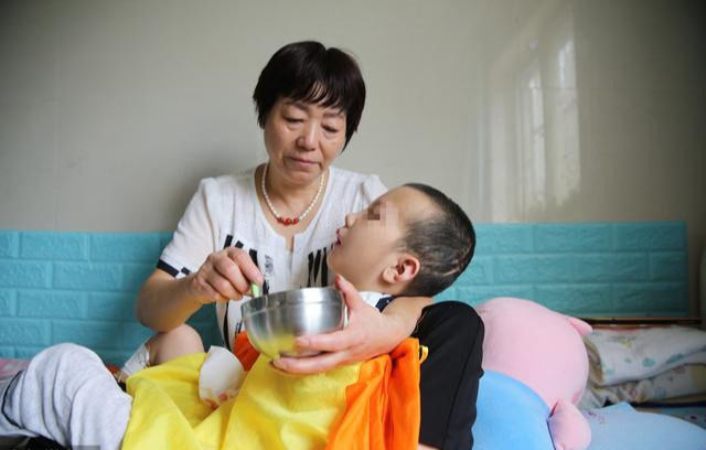 奶奶|2岁孩子患上败血症，医生说出原因后，奶奶直呼是自己害了娃