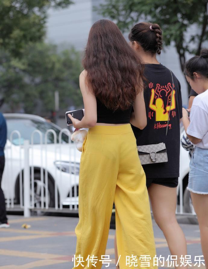 小姐姐|漂亮的黄颜色的裤子,额米女属于魔鬼身材类型吧!