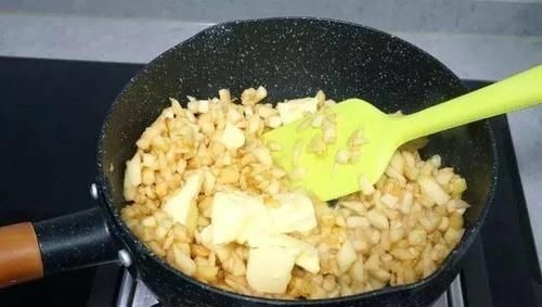 用苹果当馅做的美食，我和孩子尝一口后抢着吃，天天吃也不够