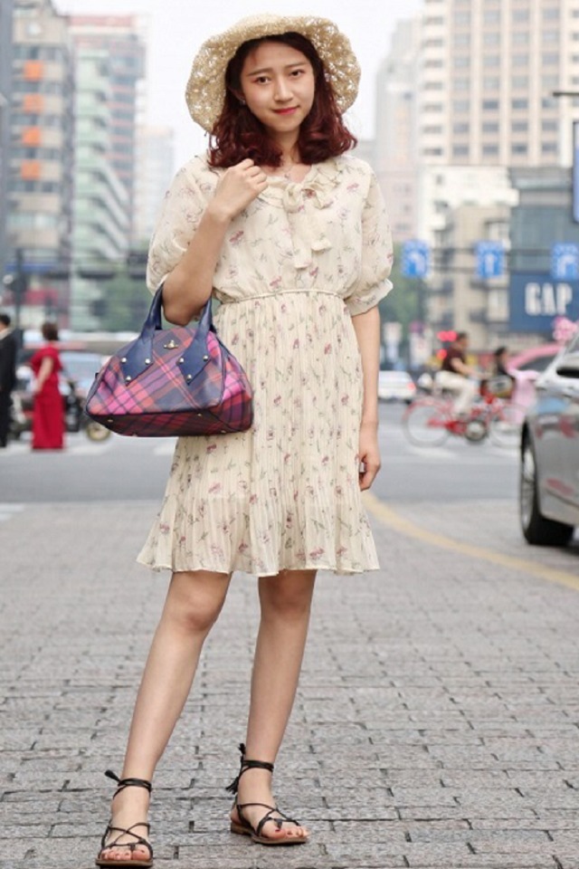 短发|微卷短发的小姐姐,戴上一副墨镜,看上去帅气十足