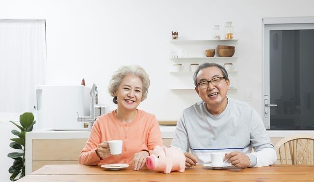 孩子|只有一个女儿的父母，晚年基本会迎来三种生活，网友：好现实