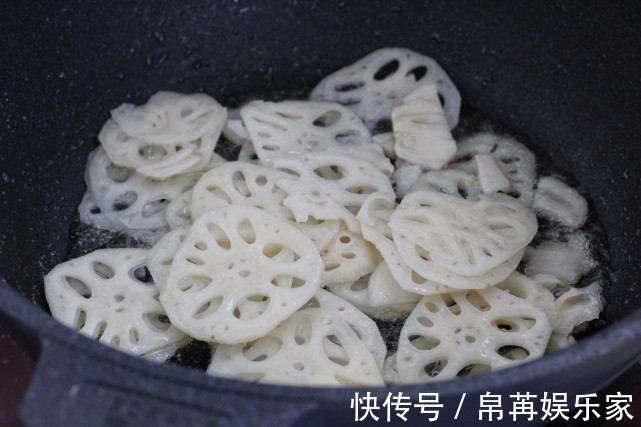 秋季气候干燥，多给家人吃莲藕，搭配木耳几分钟就出锅，鲜嫩美味