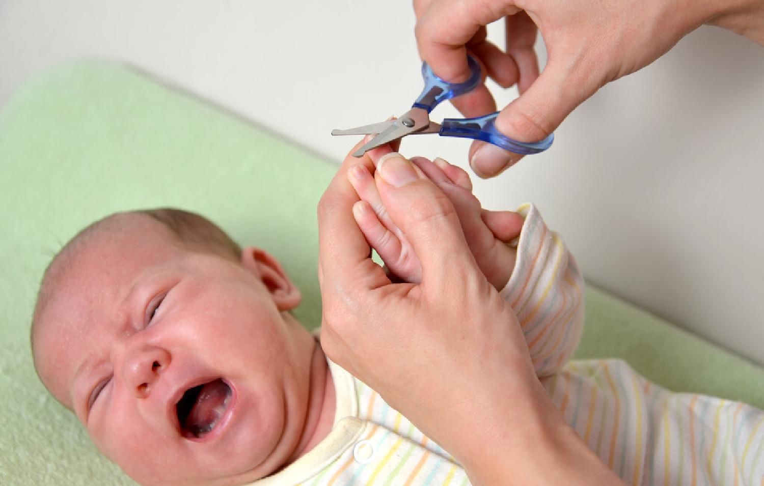 给宝宝剪指甲学问大，乱剪的后果很严重，不想伤娃好好了解