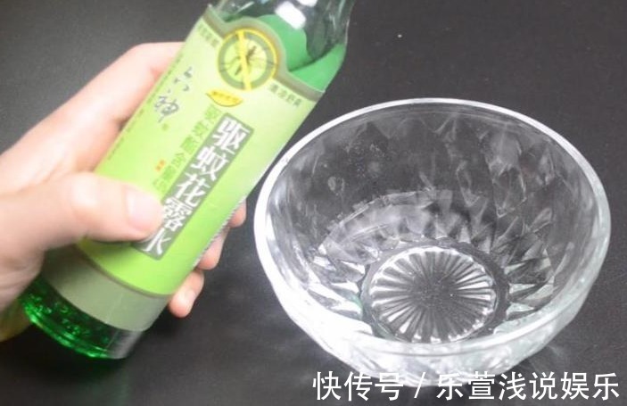 拖鞋穿久了“黑乎乎”的难清洗?学会这2招,拖鞋立马干净如新!