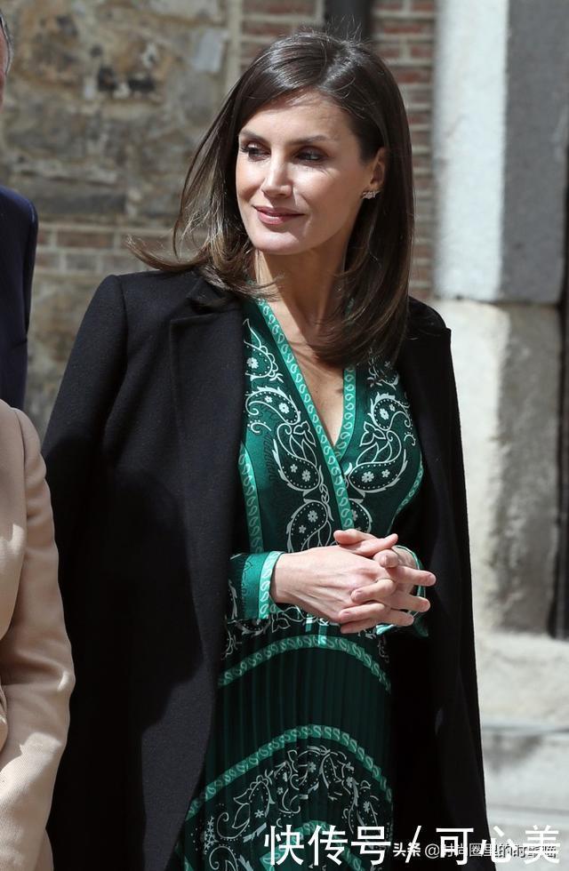 被西班牙王后高级感撩到，黑大衣配绿裙显高雅女人味，太会穿了！
