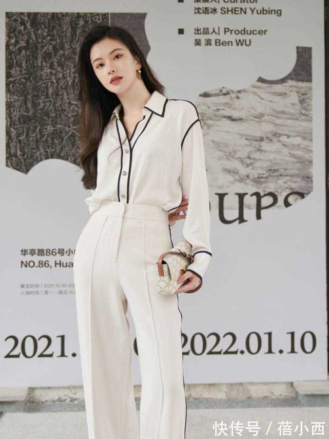 美眉 “小黑裤”out了!2022年最流行穿小白裤,学博主这样搭配很高级