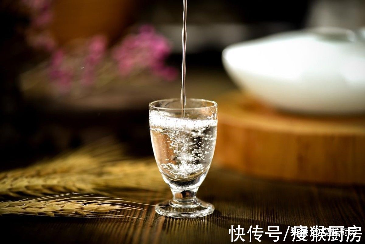 香精|加了“香精”的白酒怎么辨别？行家：教你2招，一眼就能看出来