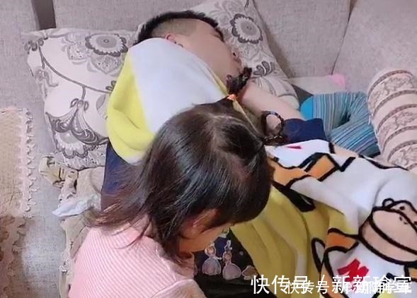 女儿|“最时尚奶爸”被女儿贴了满裤子画火了,宝宝静悄悄,准是在作妖!