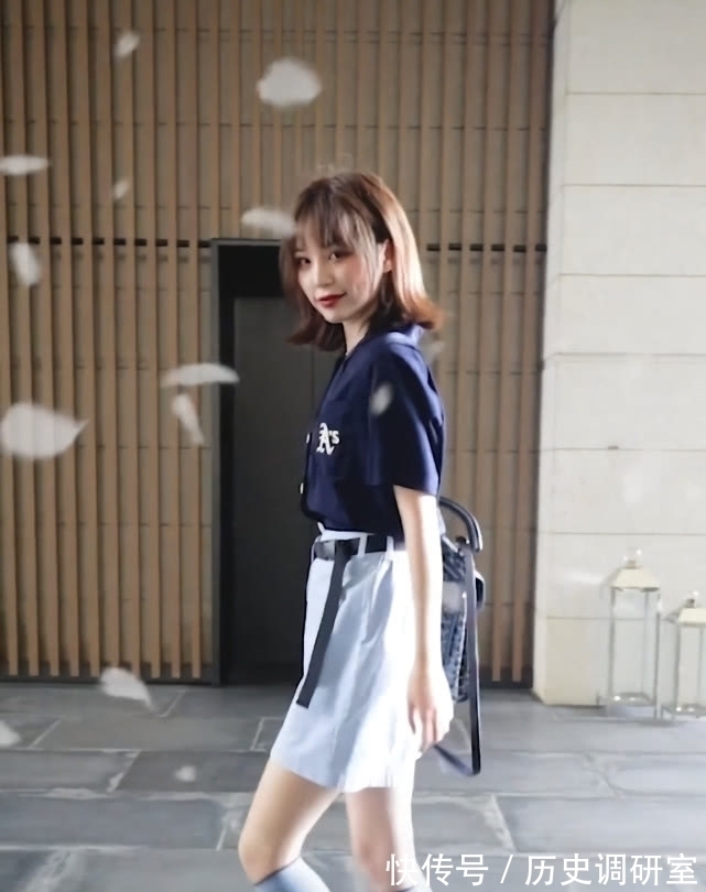 深蓝色|小姐姐的腿有多细呢?穿了“6双”袜子还能拥有漫画腿,我酸了!