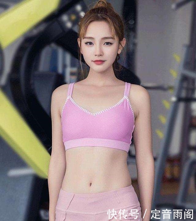 搭配|街拍:性感优雅的紧身打底裤美女,尽显干净利落的俏皮感!