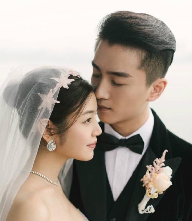 这边就传出了陈晓宇陈妍希因戏生情走到了一起,并且迅速结婚,而在