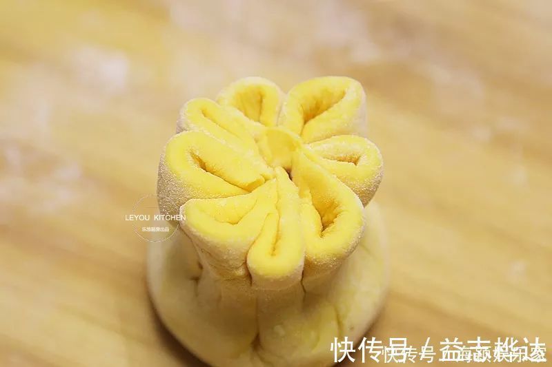 豆沙馅|多捏几下,豆沙包和花一样漂亮,过年端上桌,全家抢着拍照