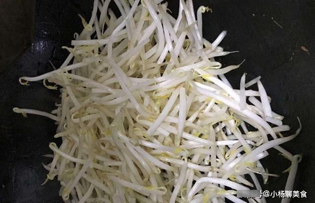 豆芽|清炒绿豆芽，直接下锅炒大错特错，掌握技巧，豆芽清脆鲜嫩更可口